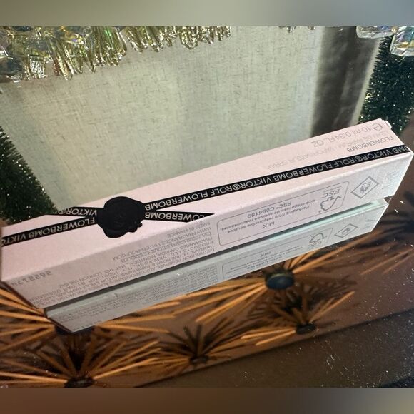 VIKTOR & ROLF FLOWERBOMB - A Burst of Floral Luxury - Picture 7 of 16